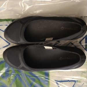 Women's Merrel black flats